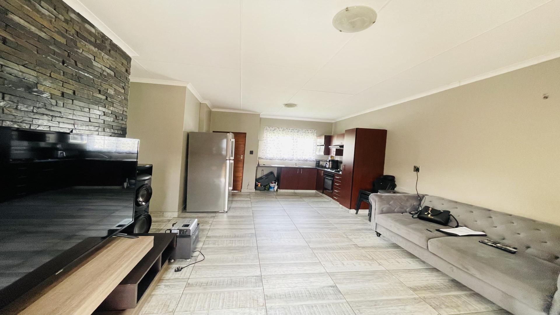 Lounges - 17 square meters of property in Tasbetpark