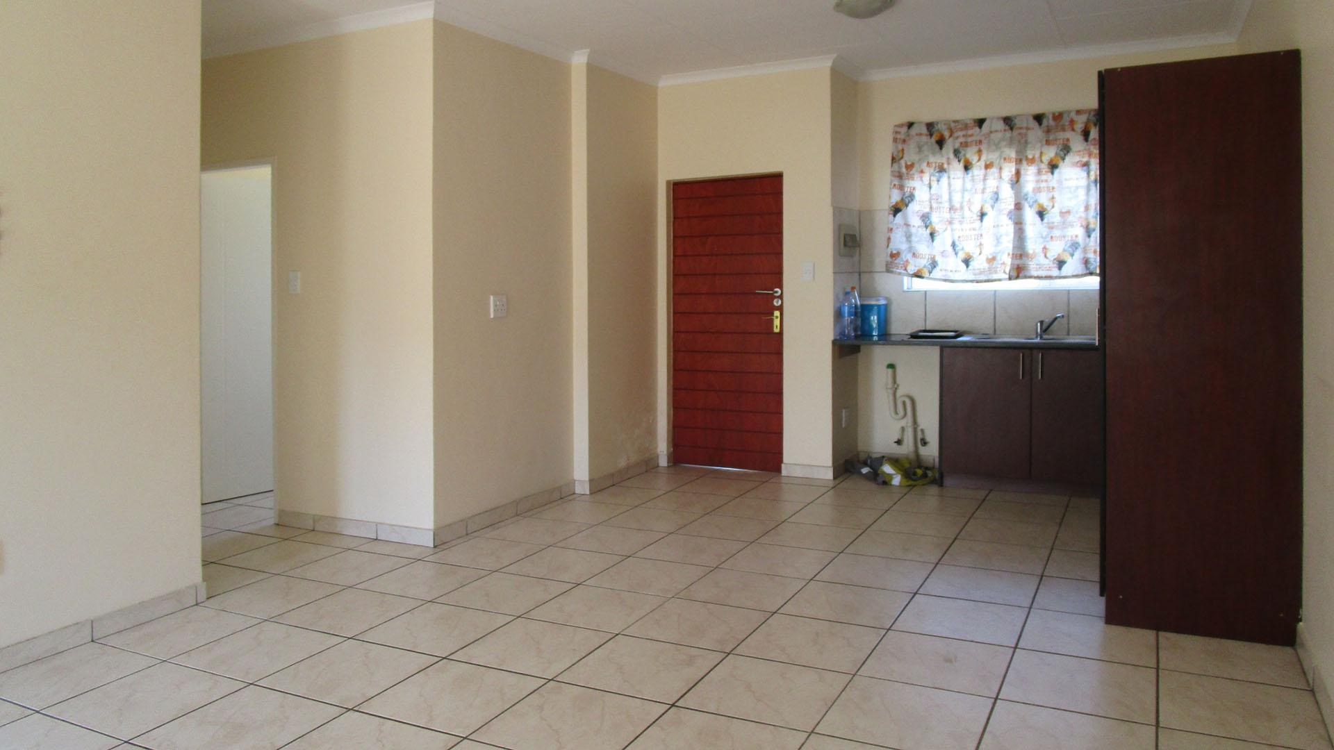 Lounges - 17 square meters of property in Tasbetpark