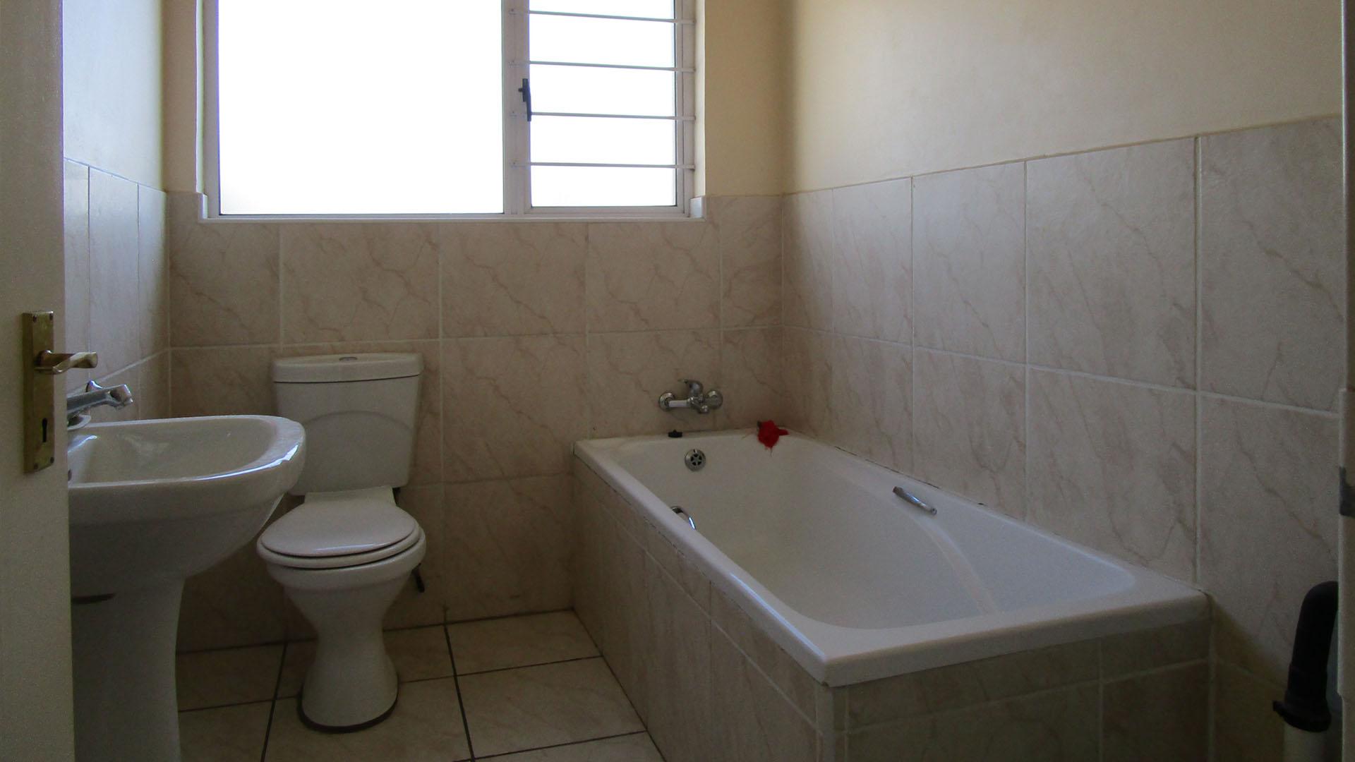 Bathroom 1 - 6 square meters of property in Tasbetpark
