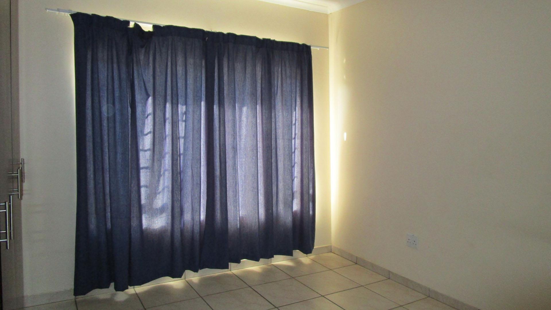 Main Bedroom - 16 square meters of property in Tasbetpark