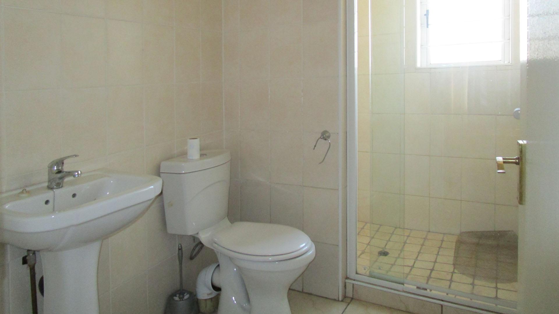 Main Bathroom - 5 square meters of property in Tasbetpark
