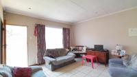 Lounges - 15 square meters of property in Bronkhorstspruit