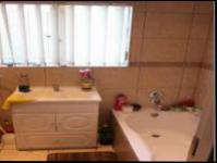 Bathroom 1 - 10 square meters of property in Van Riebeeckpark