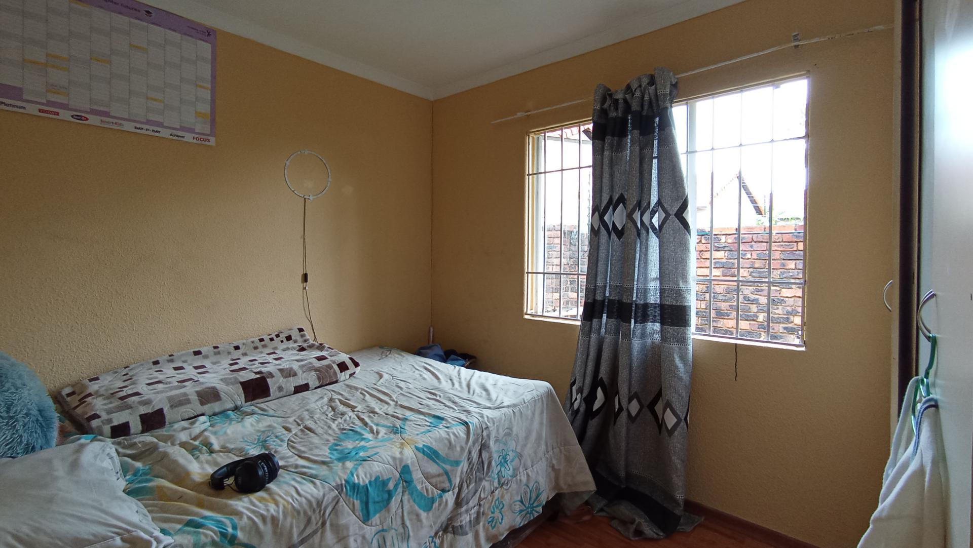 Bed Room 1 - 10 square meters of property in Ormonde