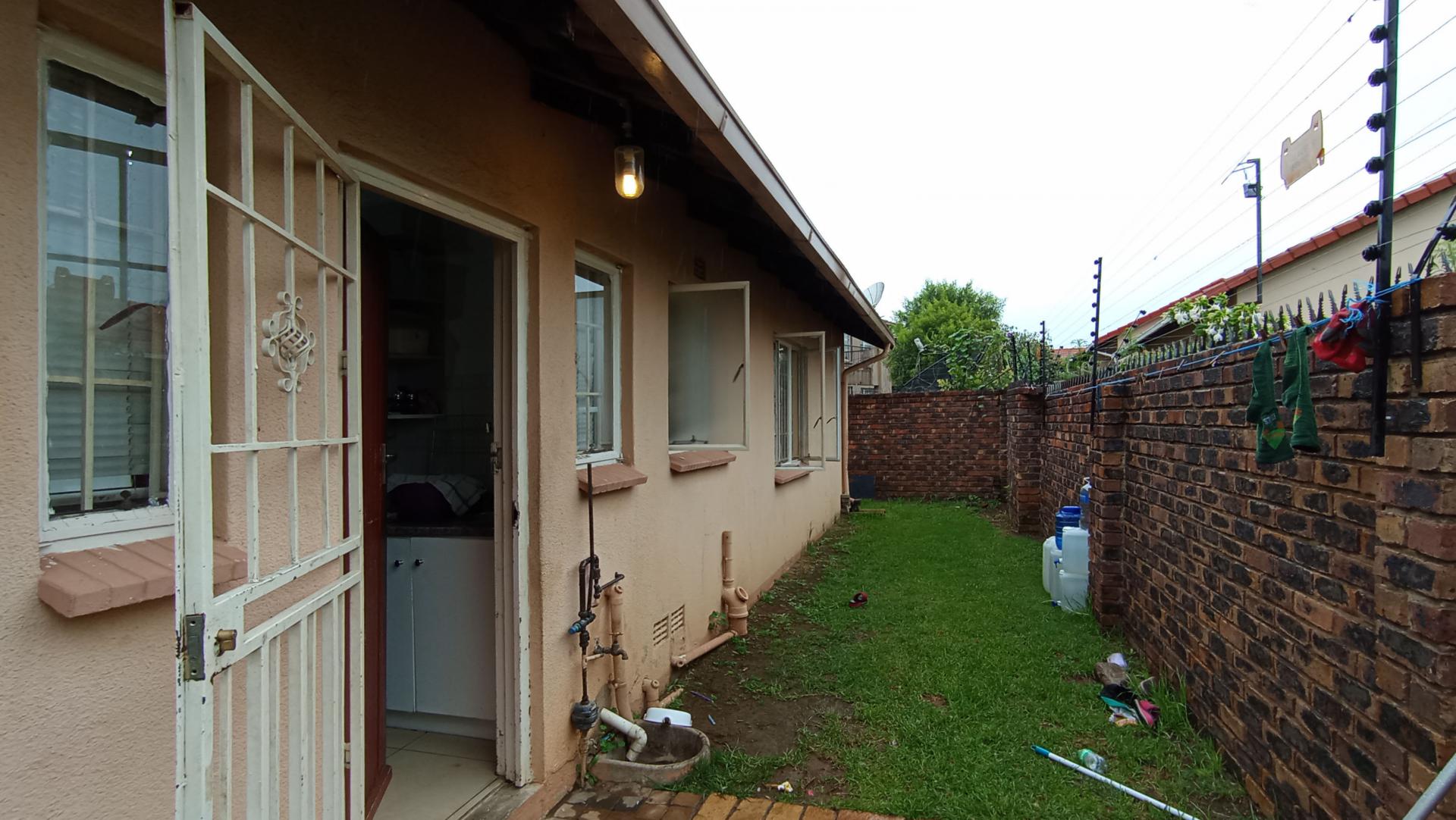 Backyard of property in Ormonde