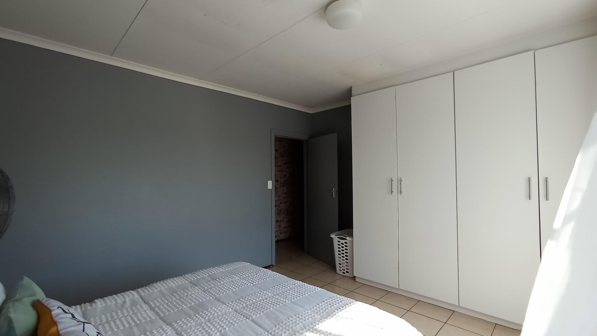 Bed Room 2 - 18 square meters of property in Theresapark