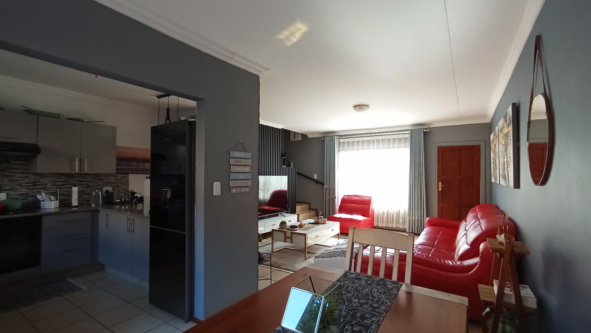 Dining Room - 6 square meters of property in Theresapark