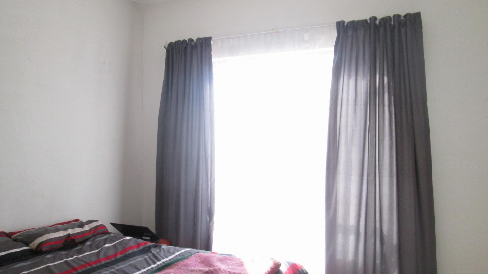 Main Bedroom - 12 square meters of property in Lone Hill