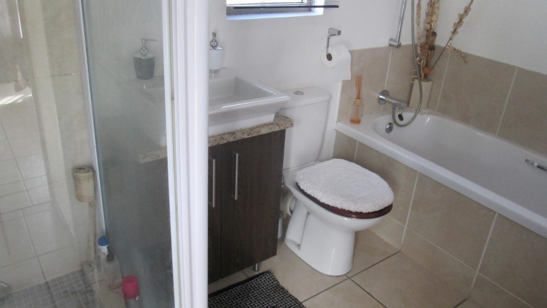 Main Bathroom - 7 square meters of property in Lone Hill