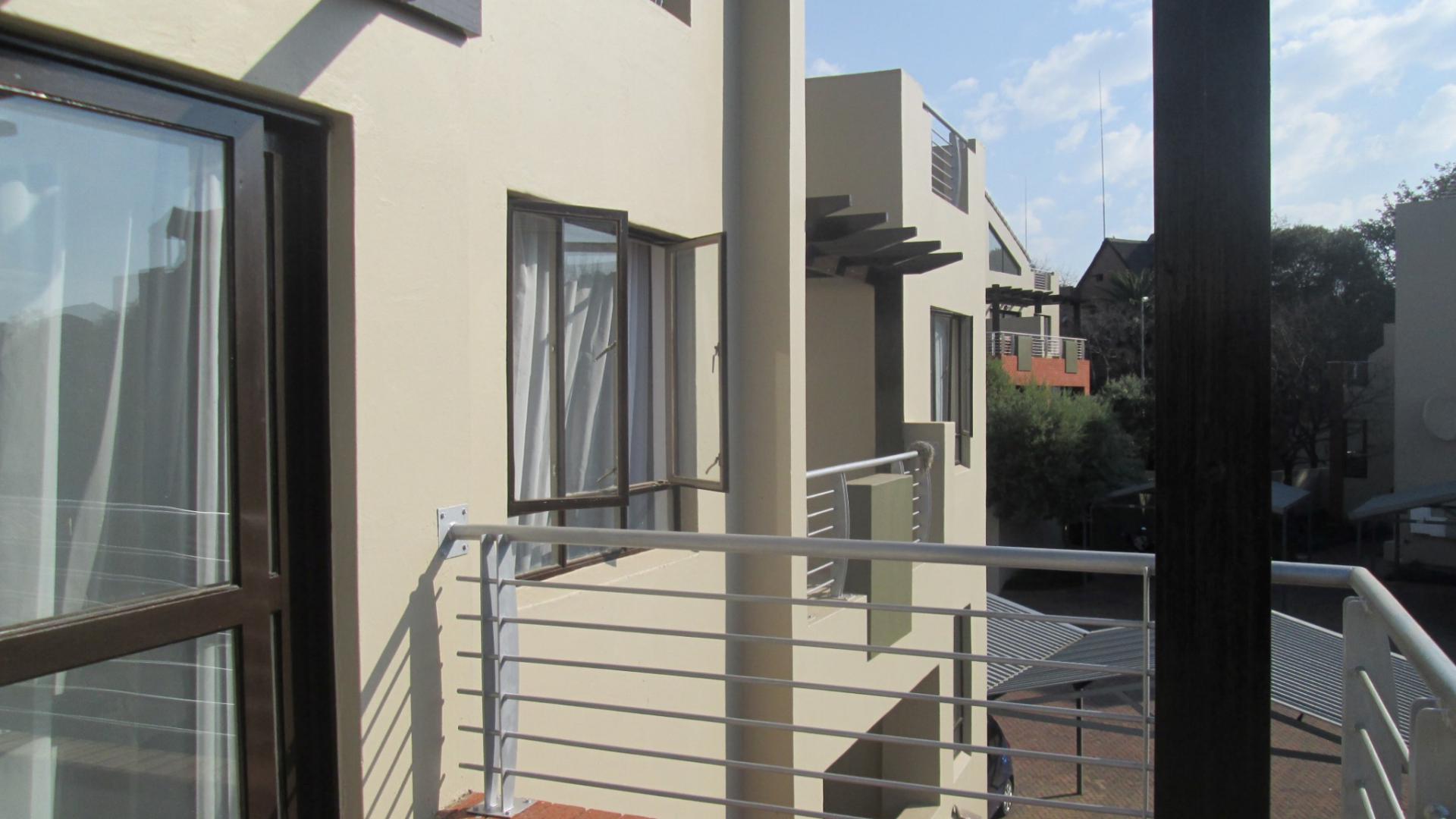 Balcony - 27 square meters of property in Lone Hill