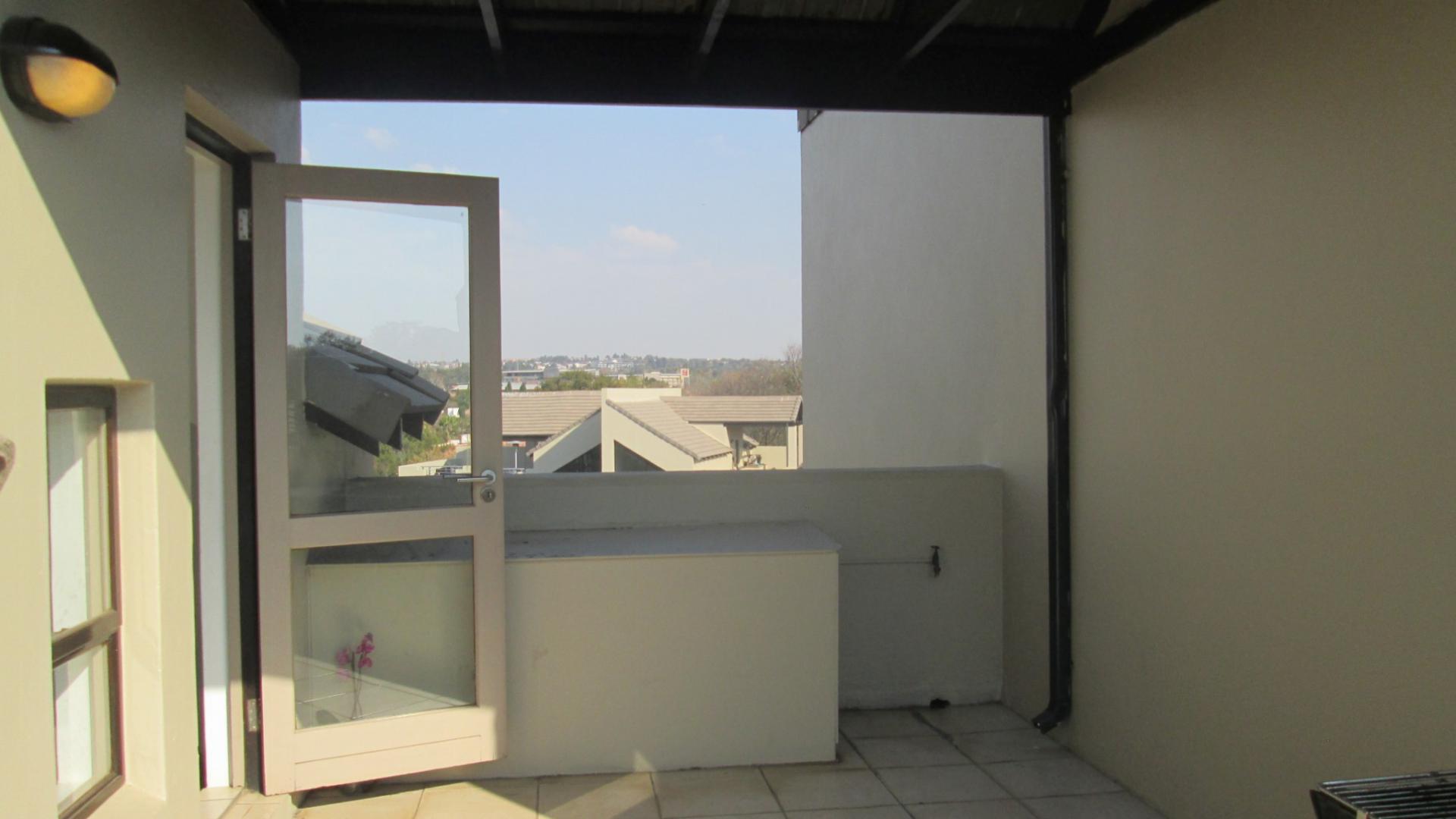 Balcony - 27 square meters of property in Lone Hill
