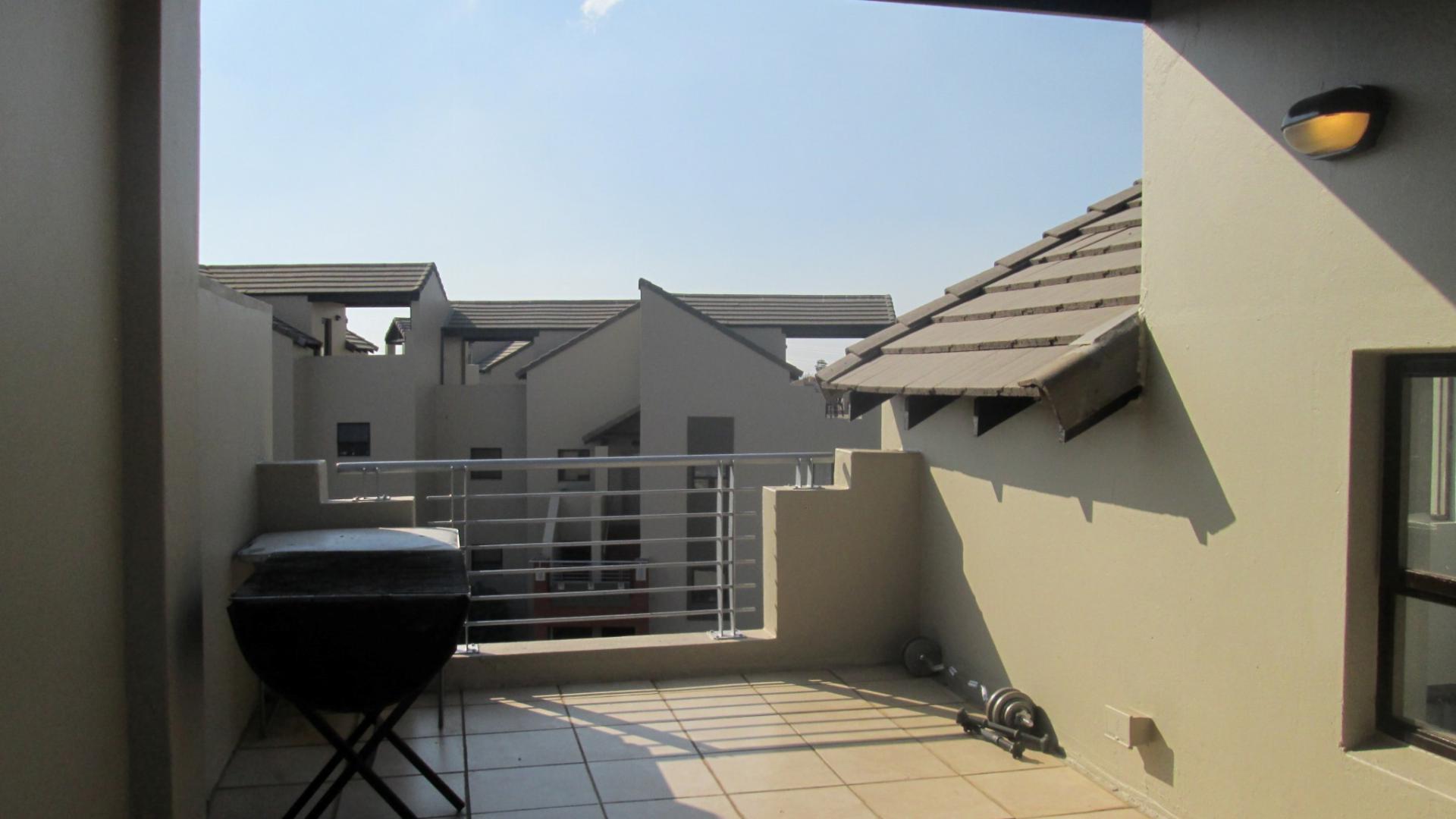 Balcony - 27 square meters of property in Lone Hill