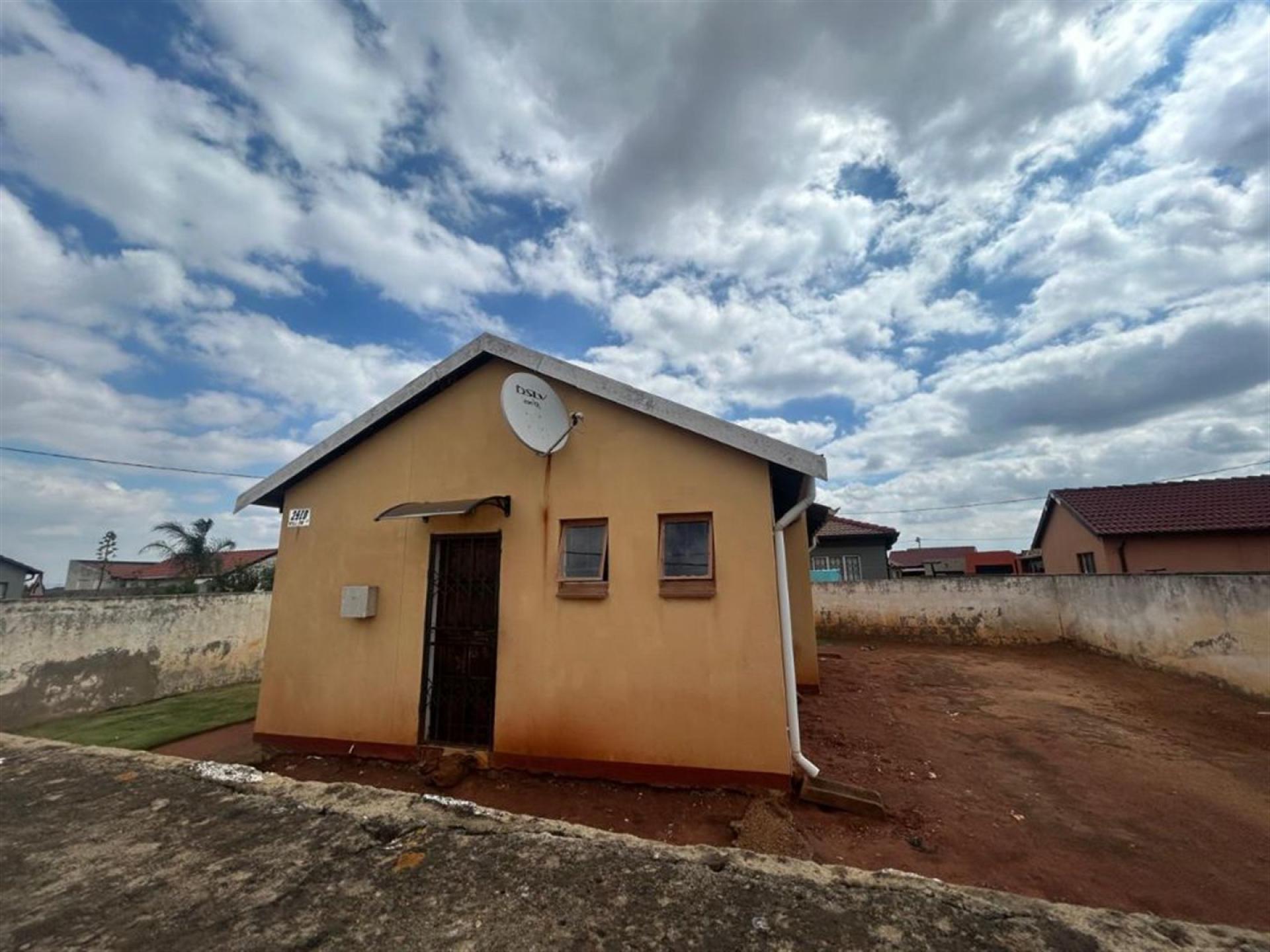Front View of property in Vredebos