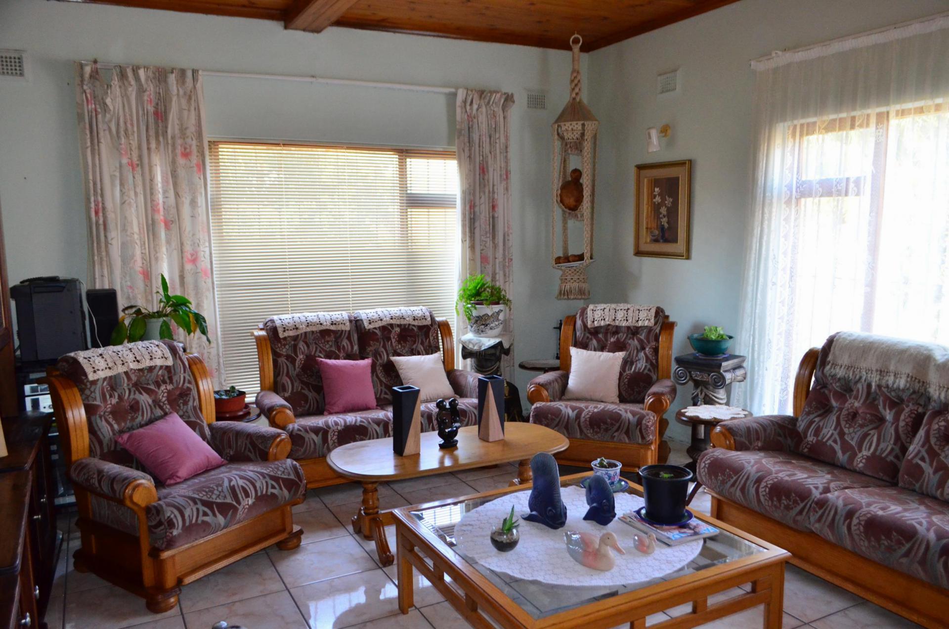 Lounges - 57 square meters of property in Hibberdene