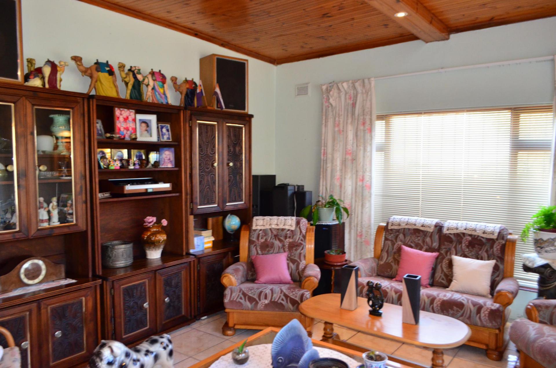 Lounges - 57 square meters of property in Hibberdene