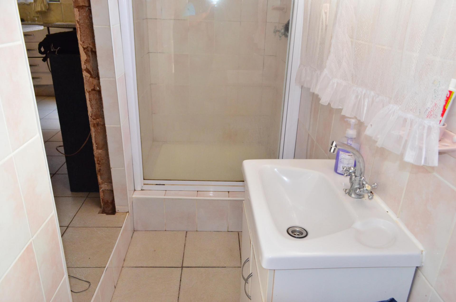 Bathroom 1 - 13 square meters of property in Hibberdene