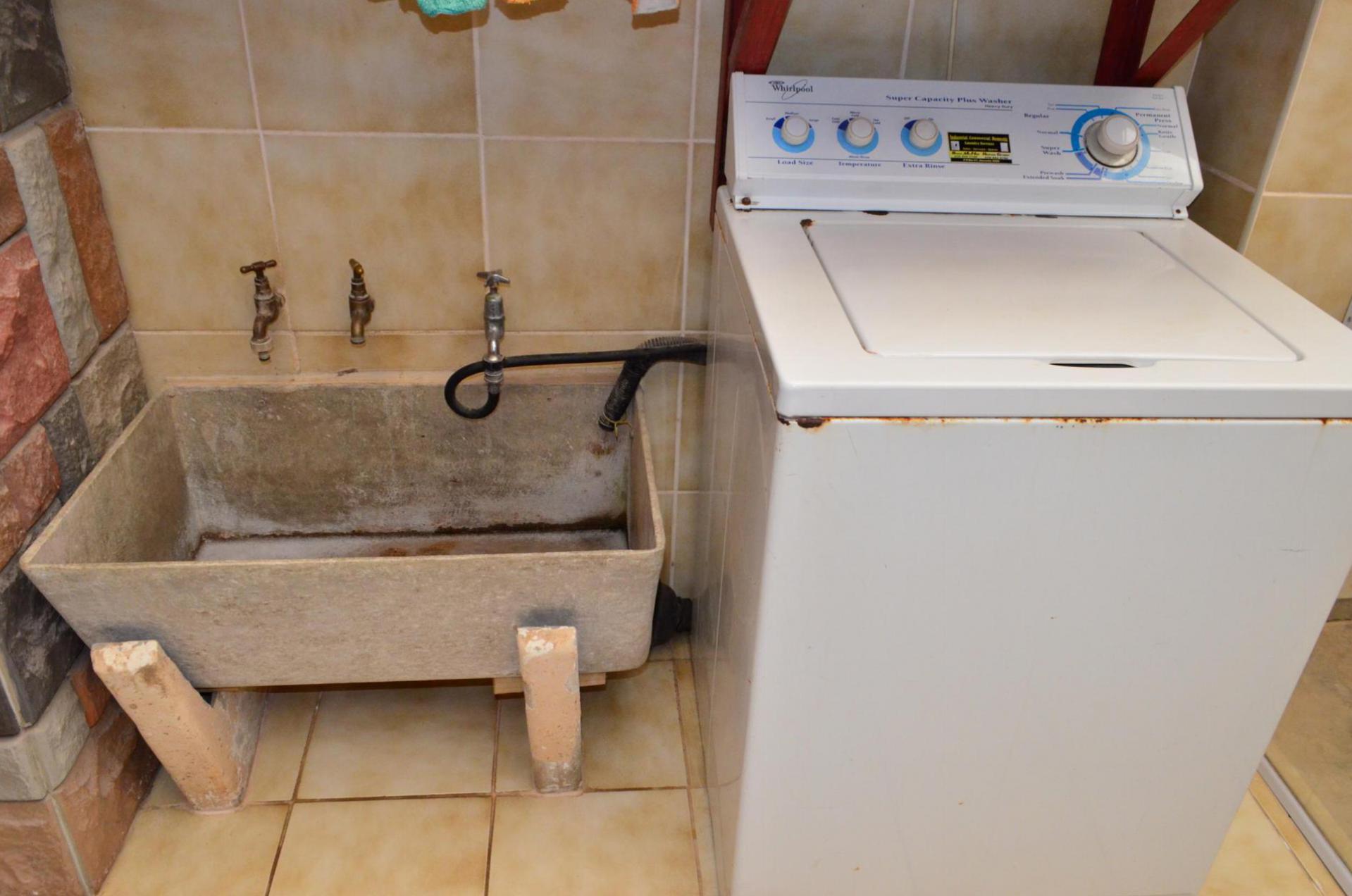 Scullery - 14 square meters of property in Hibberdene