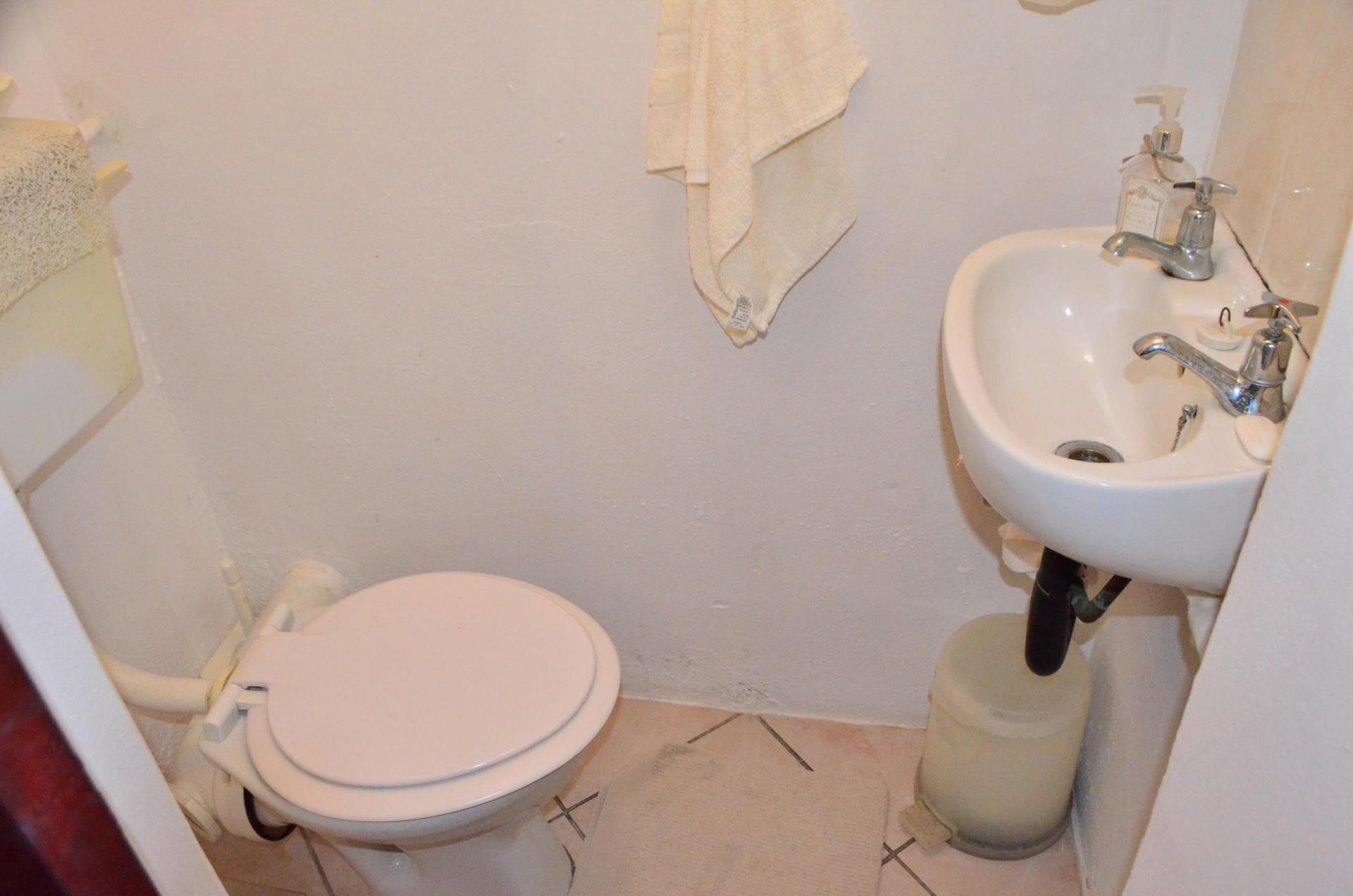 Bathroom 2 - 3 square meters of property in Scottburgh