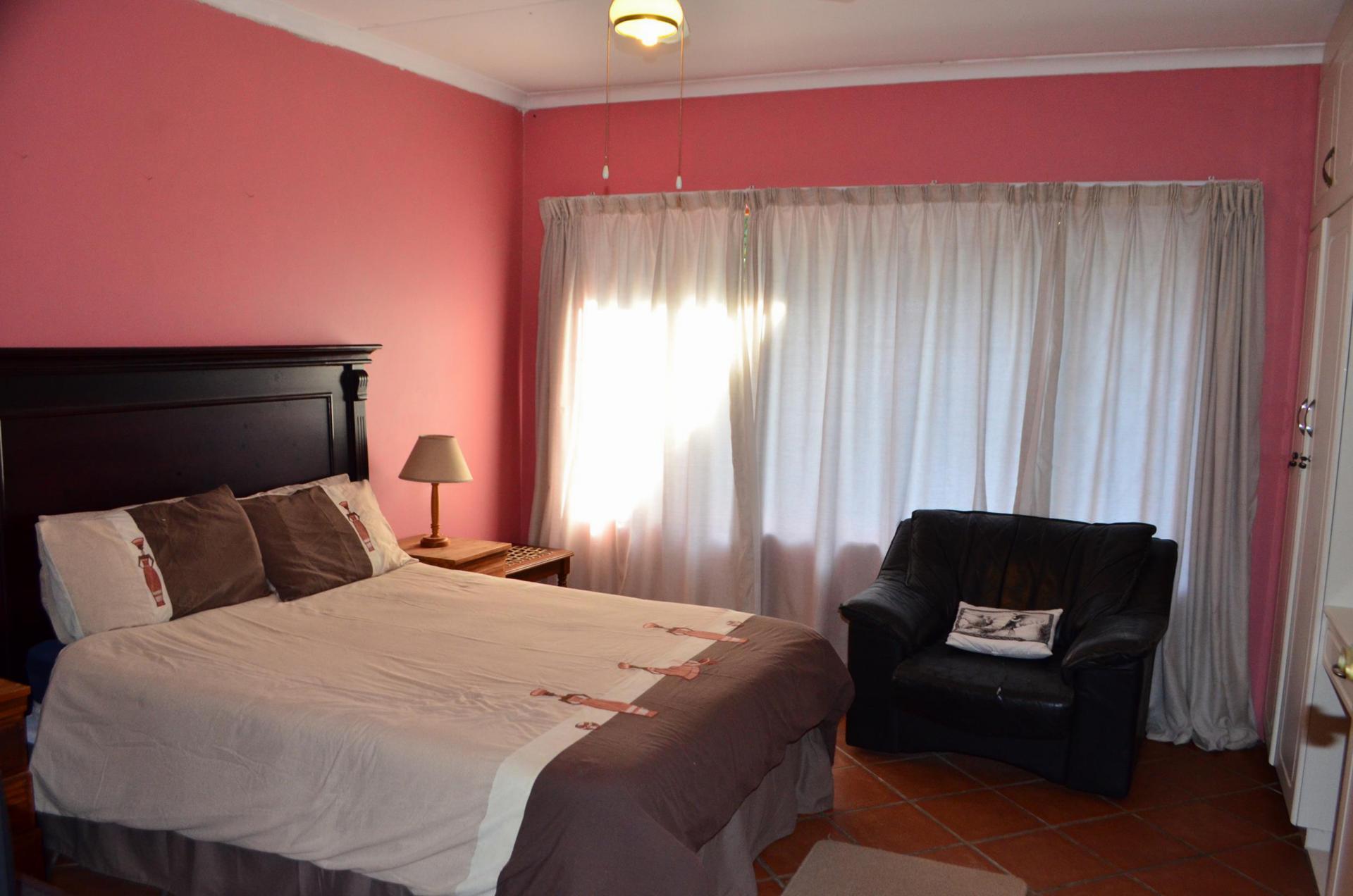 Bed Room 1 - 18 square meters of property in Scottburgh