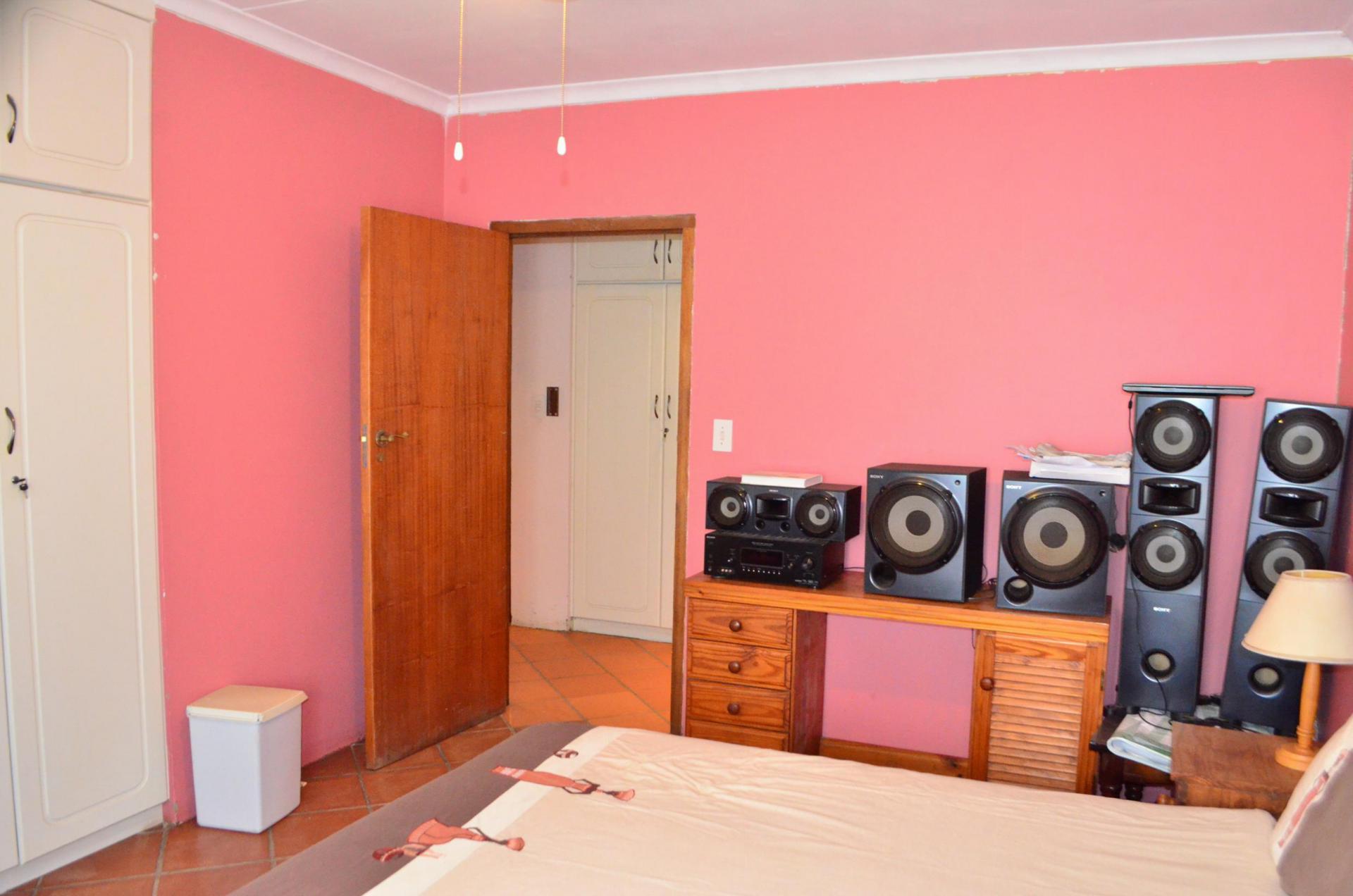Bed Room 1 - 18 square meters of property in Scottburgh