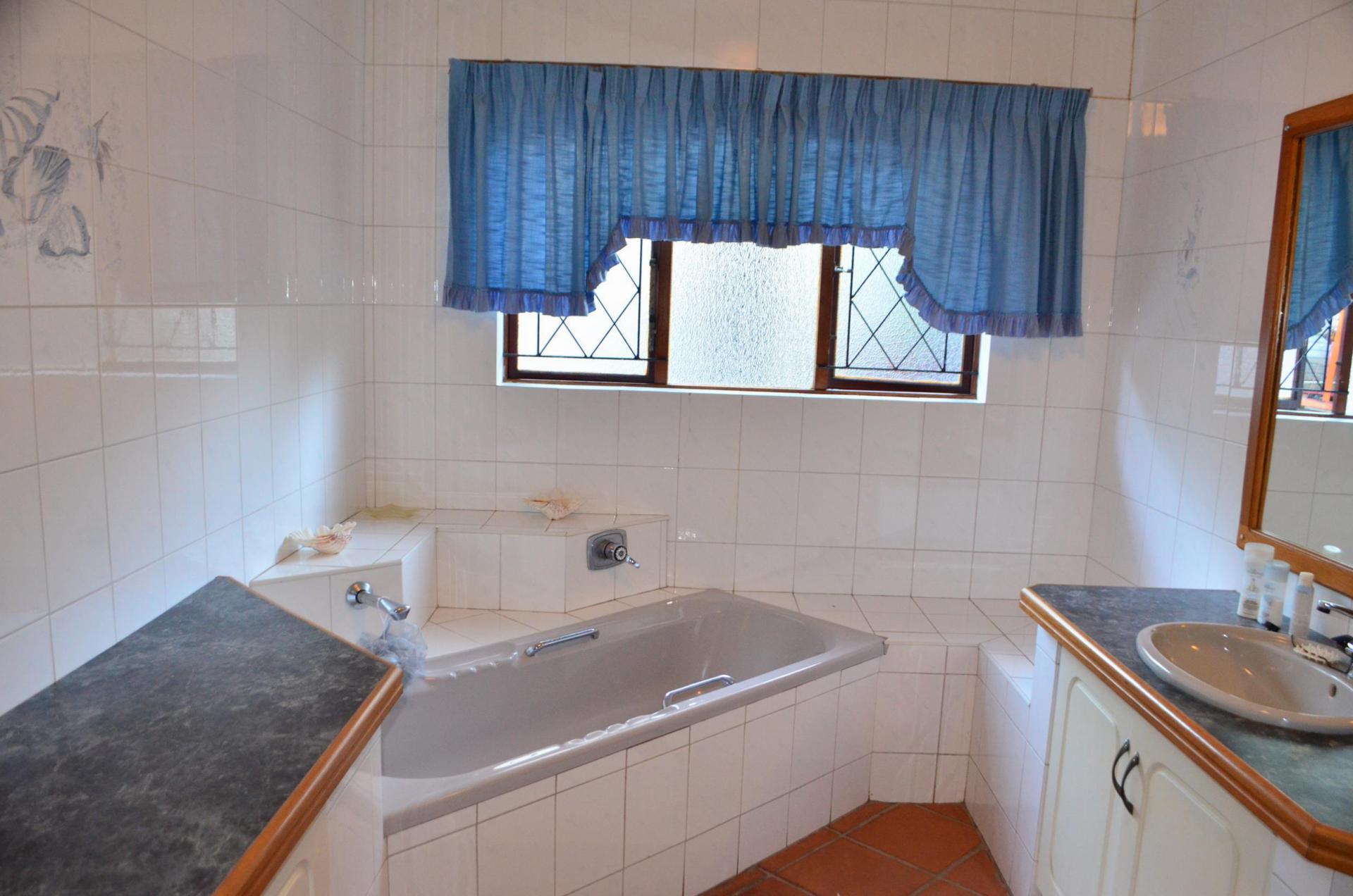Main Bathroom - 15 square meters of property in Scottburgh