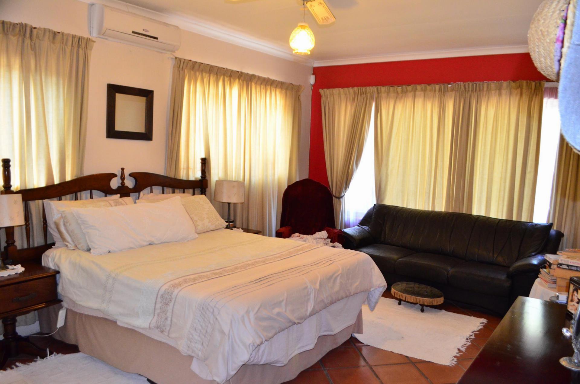 Main Bedroom - 34 square meters of property in Scottburgh