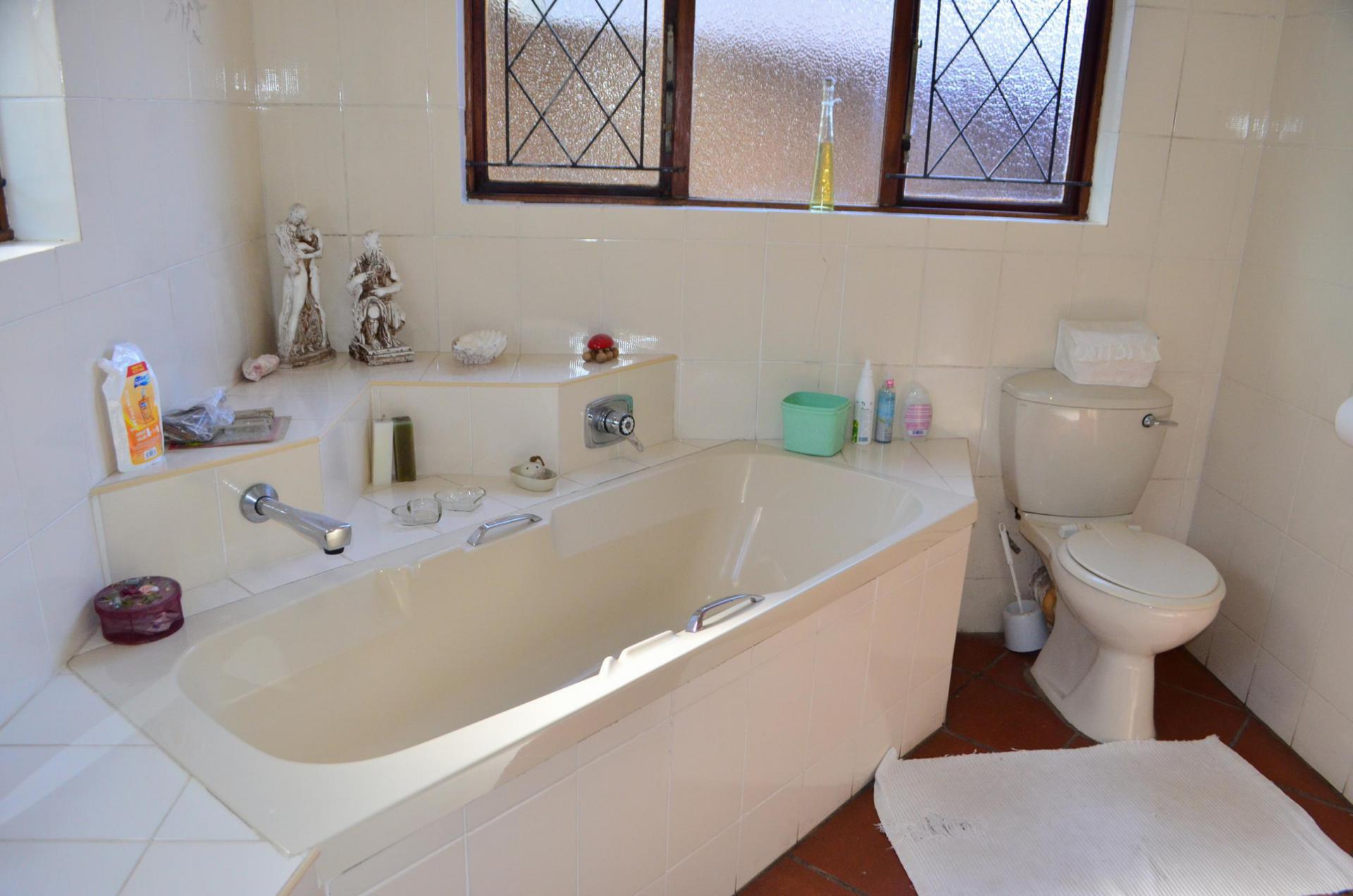 Bathroom 1 - 9 square meters of property in Scottburgh