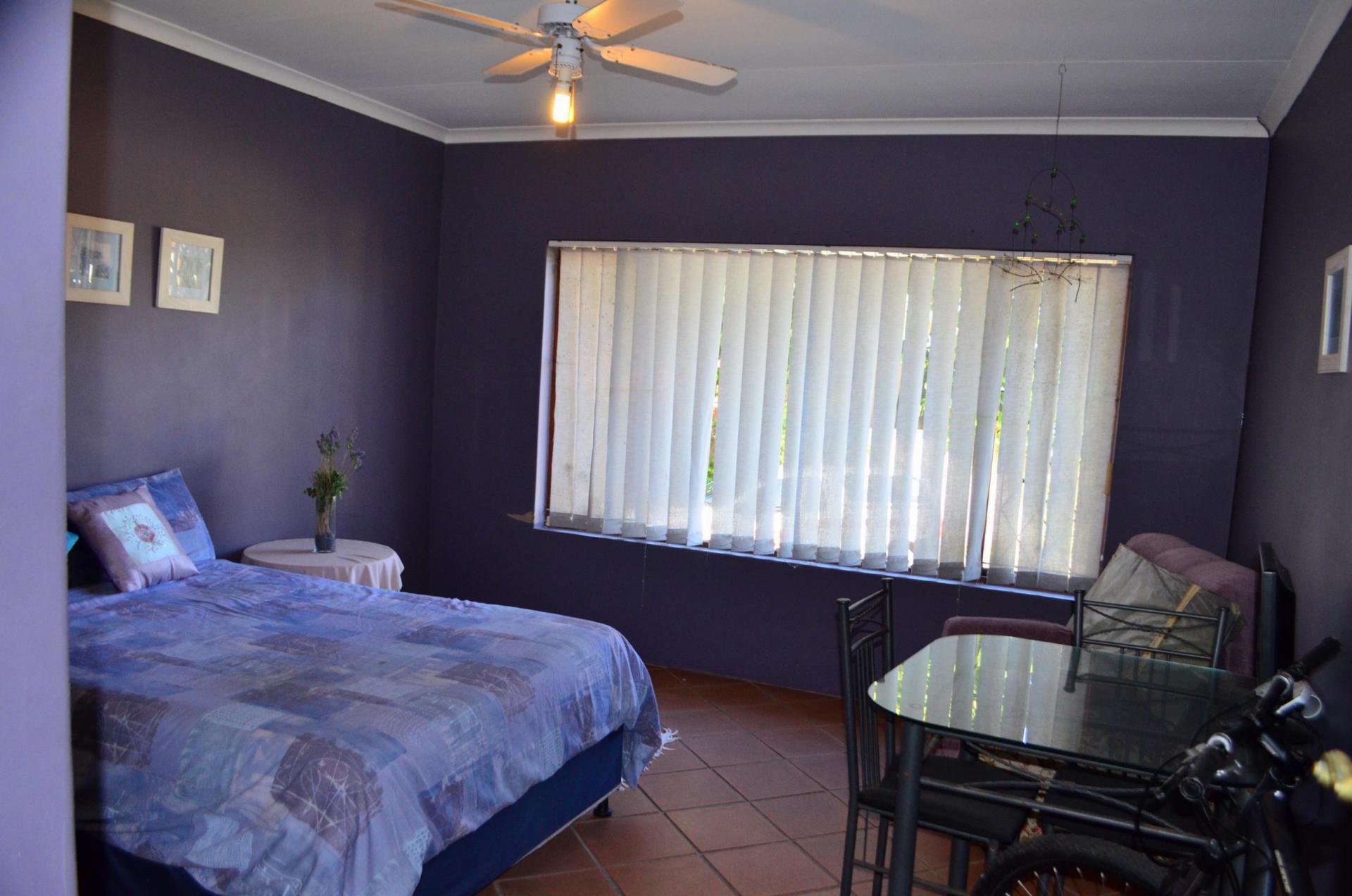 Bed Room 2 - 21 square meters of property in Scottburgh