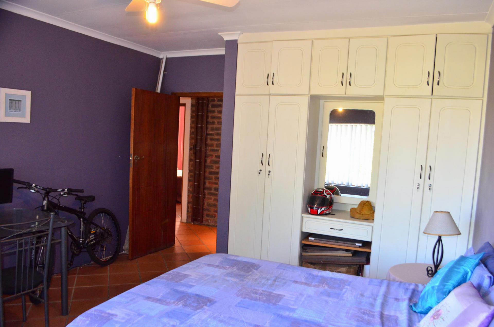 Bed Room 2 - 21 square meters of property in Scottburgh