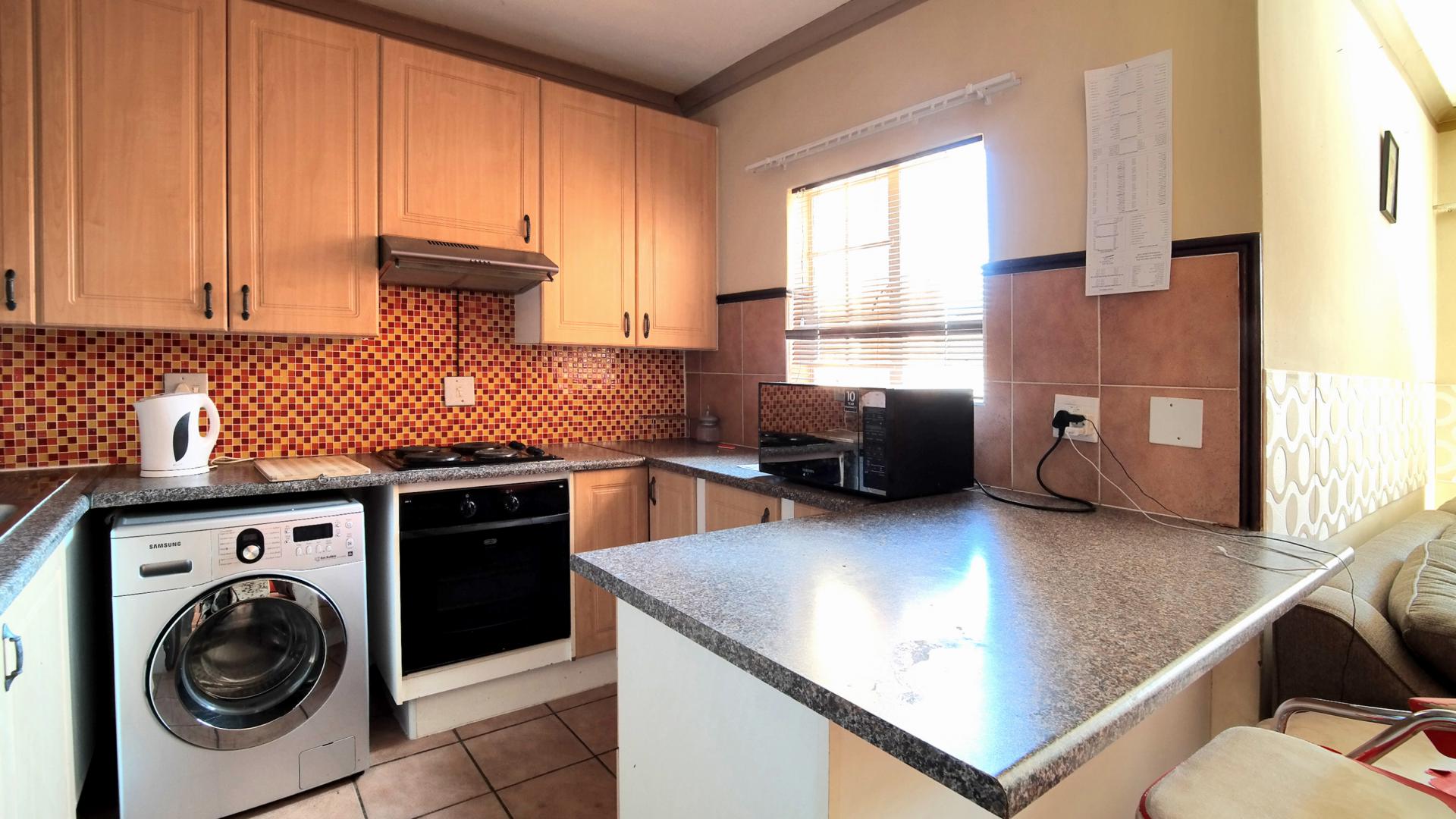 Kitchen - 10 square meters of property in Mooikloof Ridge