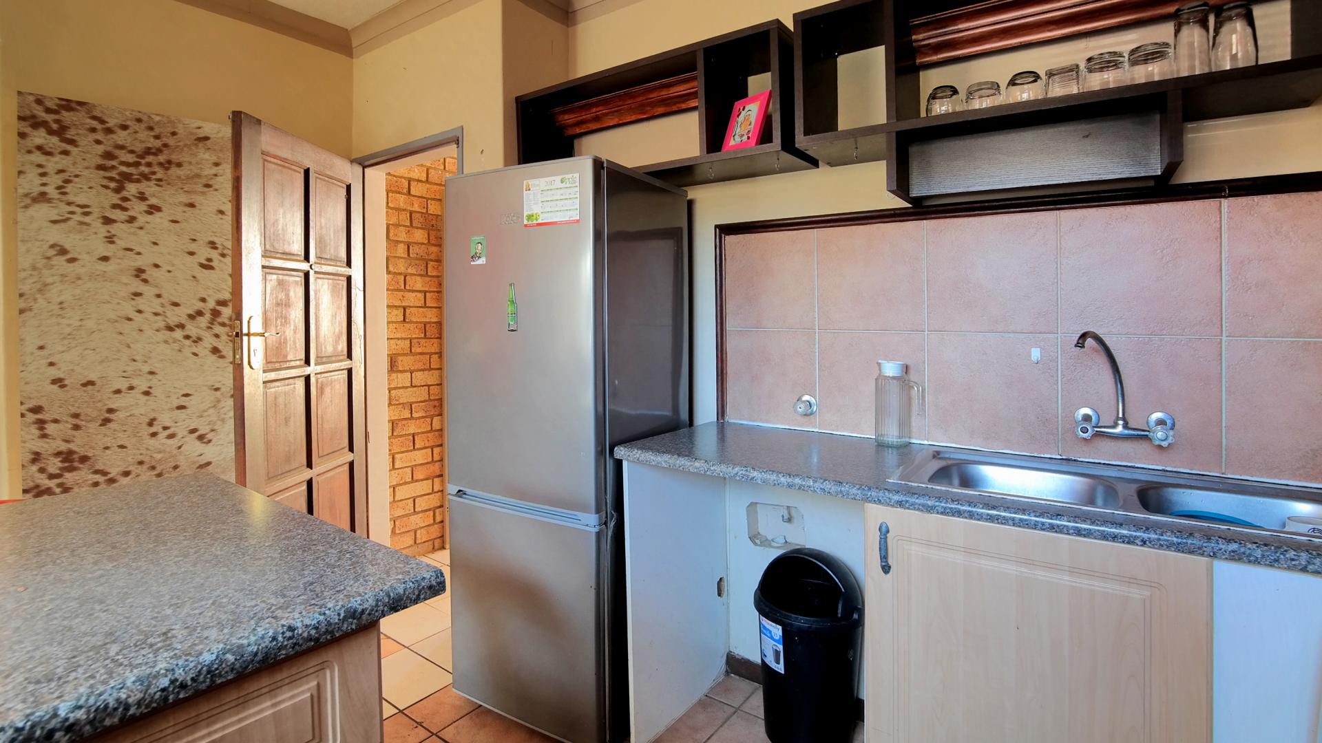 Kitchen - 10 square meters of property in Mooikloof Ridge