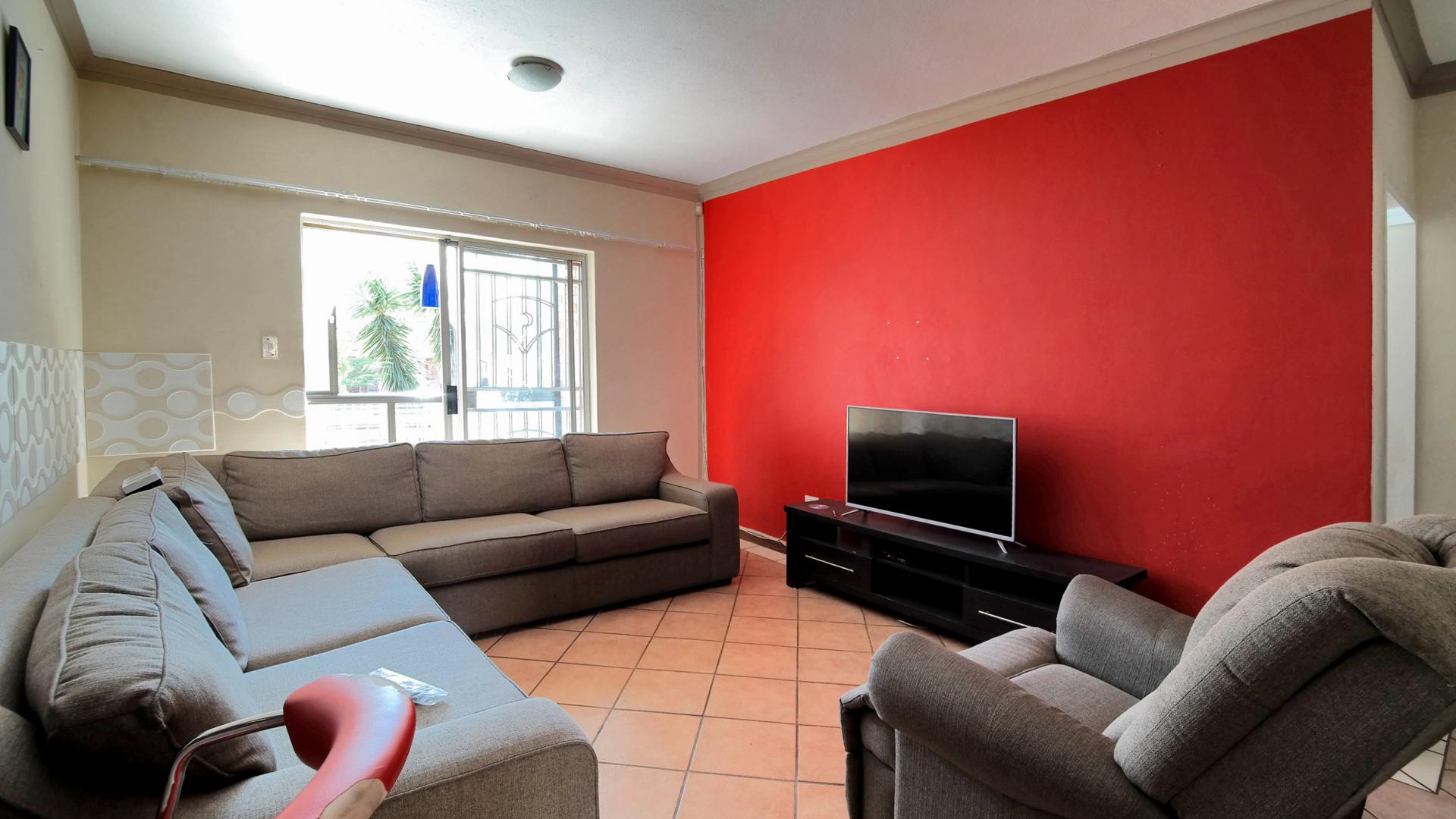 Lounges - 15 square meters of property in Mooikloof Ridge