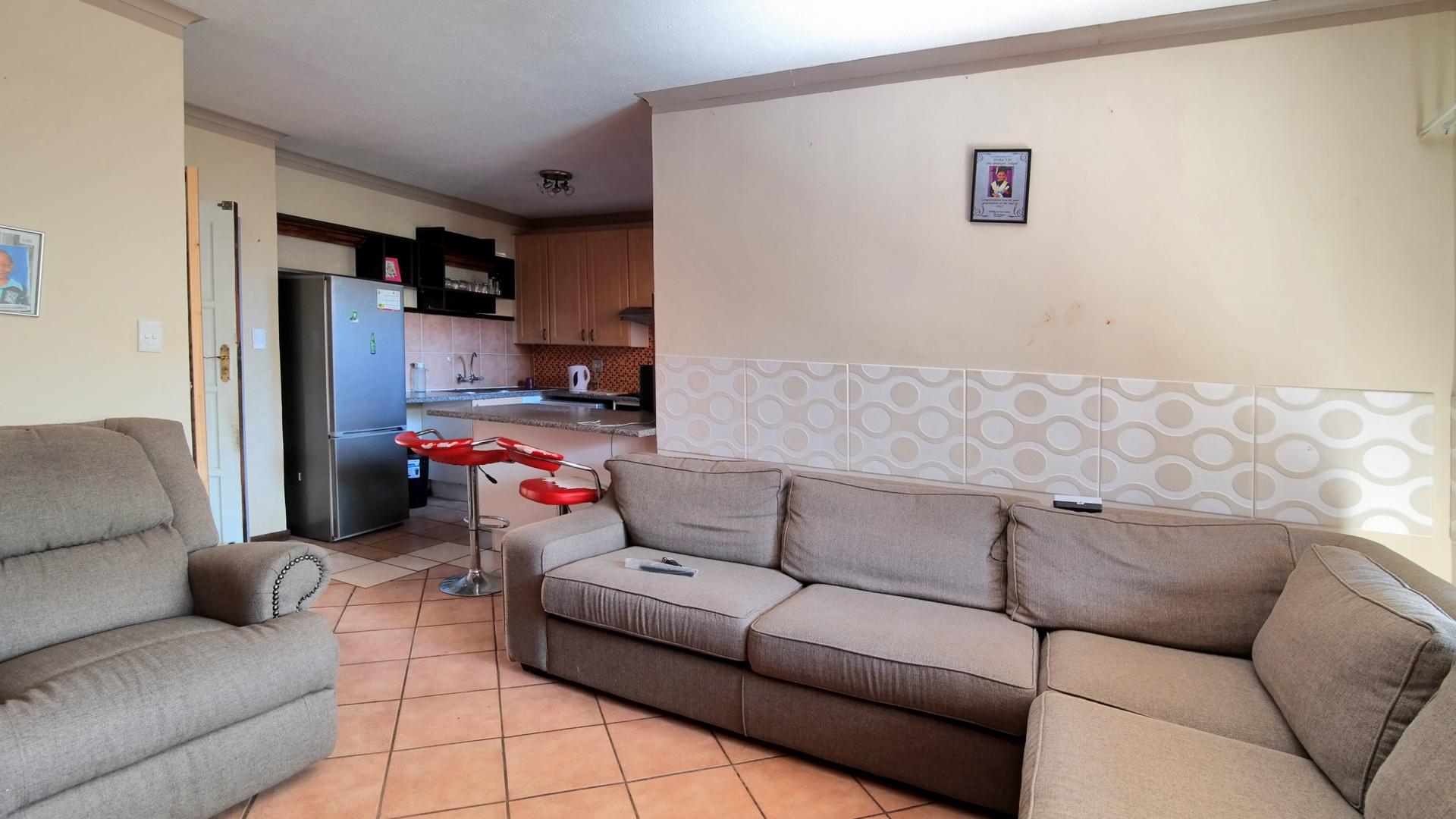 Lounges - 15 square meters of property in Mooikloof Ridge