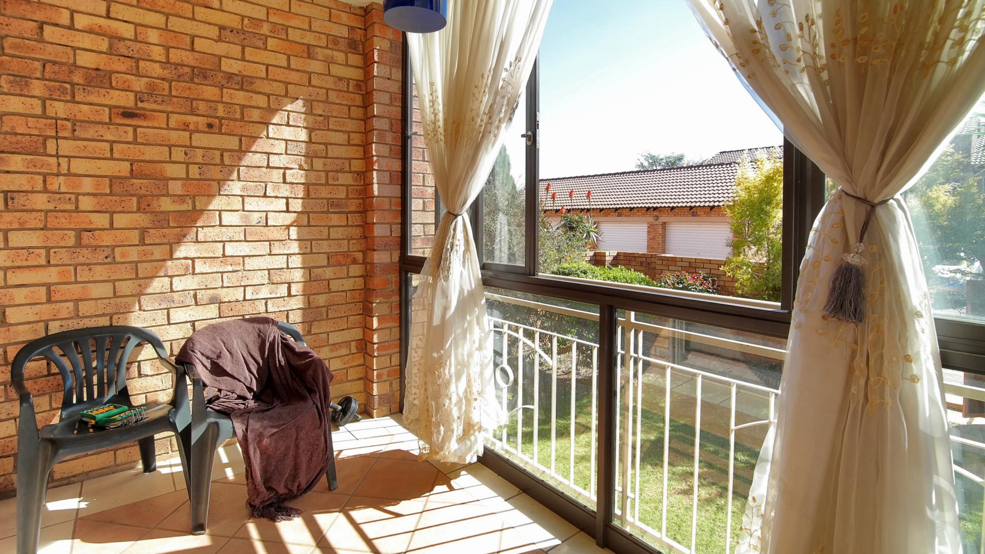 Patio - 8 square meters of property in Mooikloof Ridge