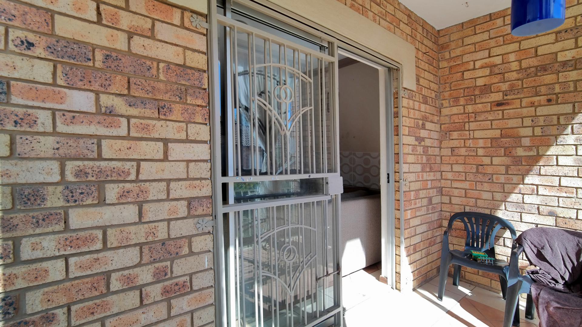 Patio - 8 square meters of property in Mooikloof Ridge