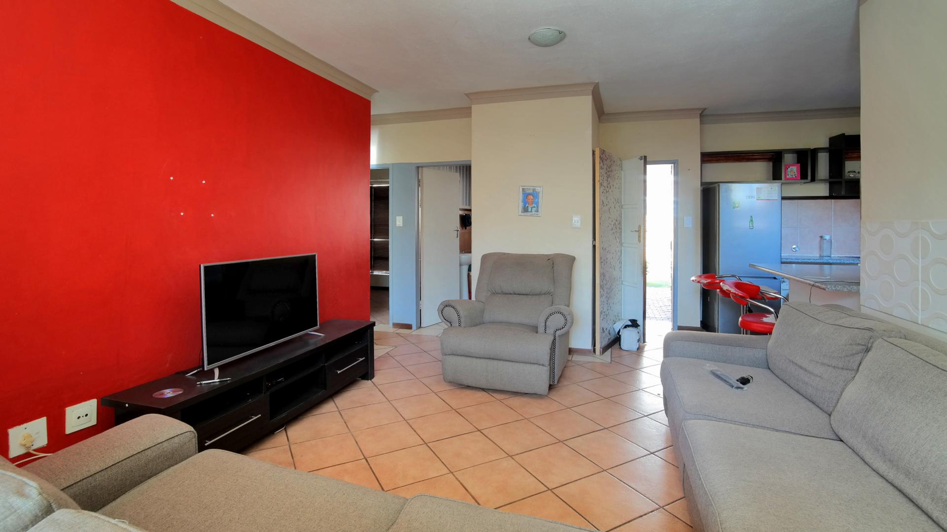 Lounges - 15 square meters of property in Mooikloof Ridge