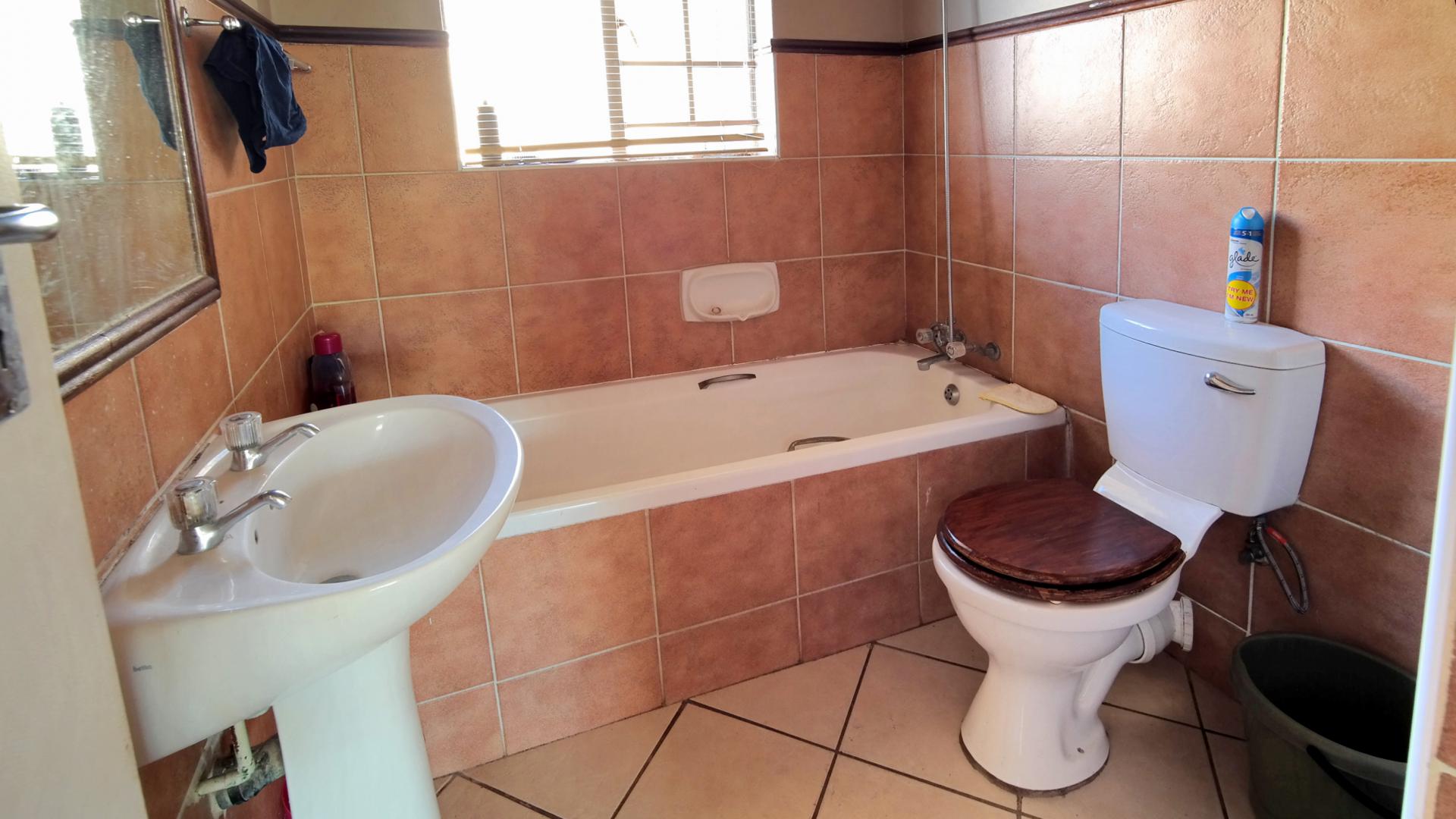 Bathroom 1 - 6 square meters of property in Mooikloof Ridge