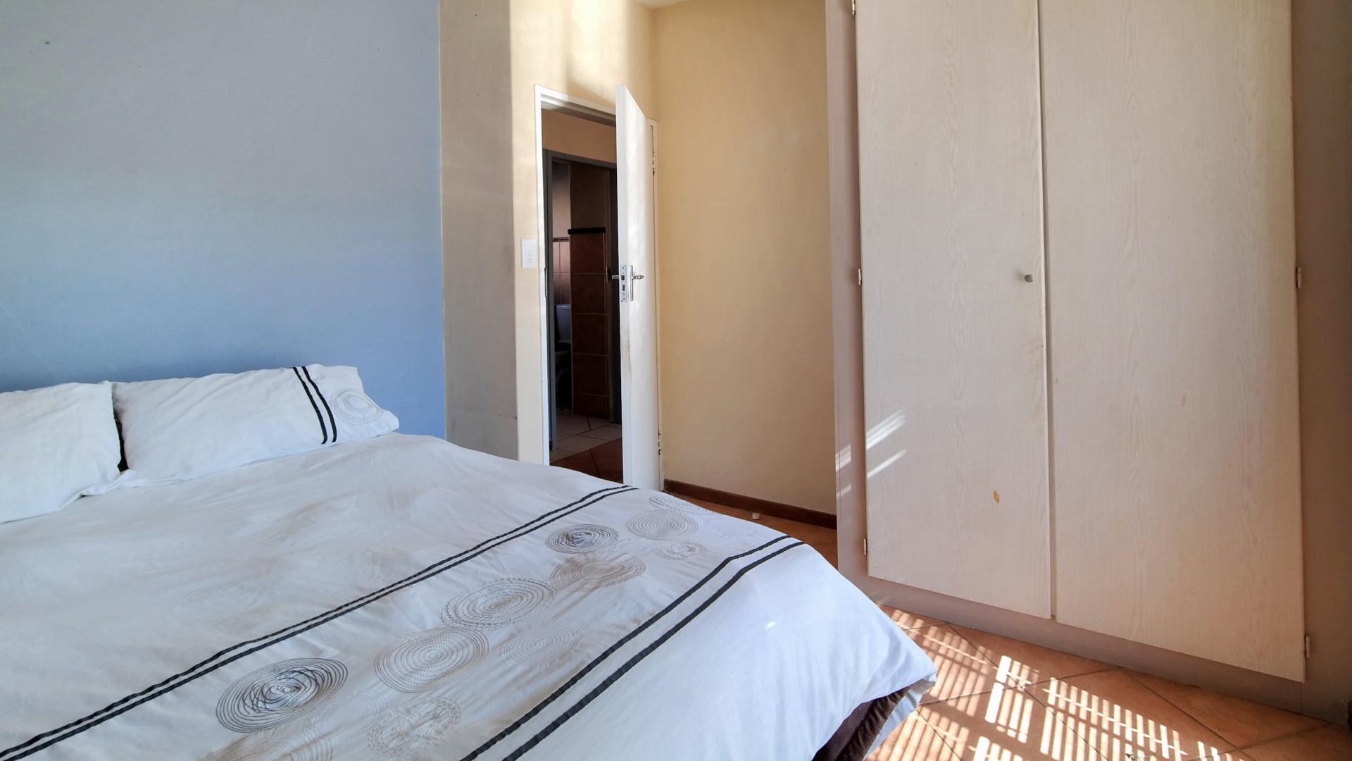 Main Bedroom - 12 square meters of property in Mooikloof Ridge