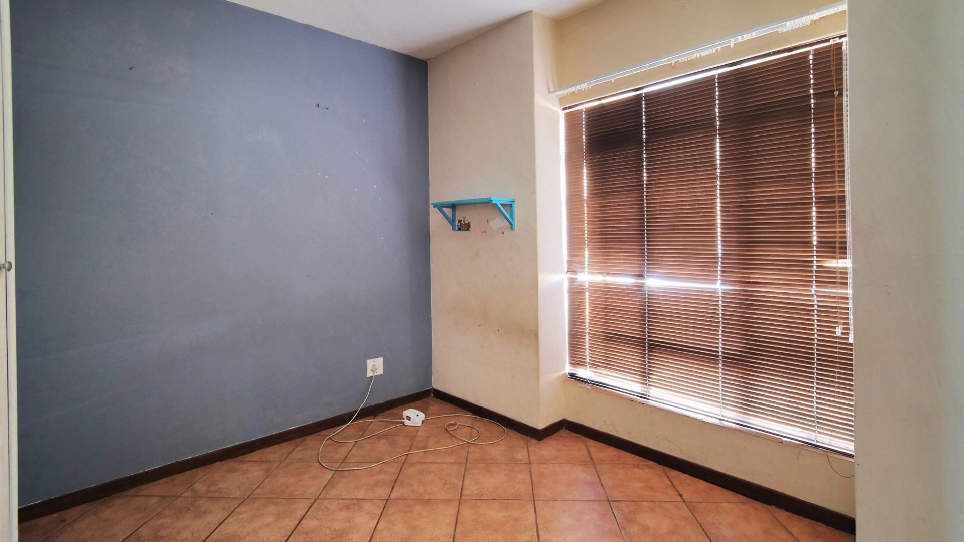 Bed Room 1 - 11 square meters of property in Mooikloof Ridge