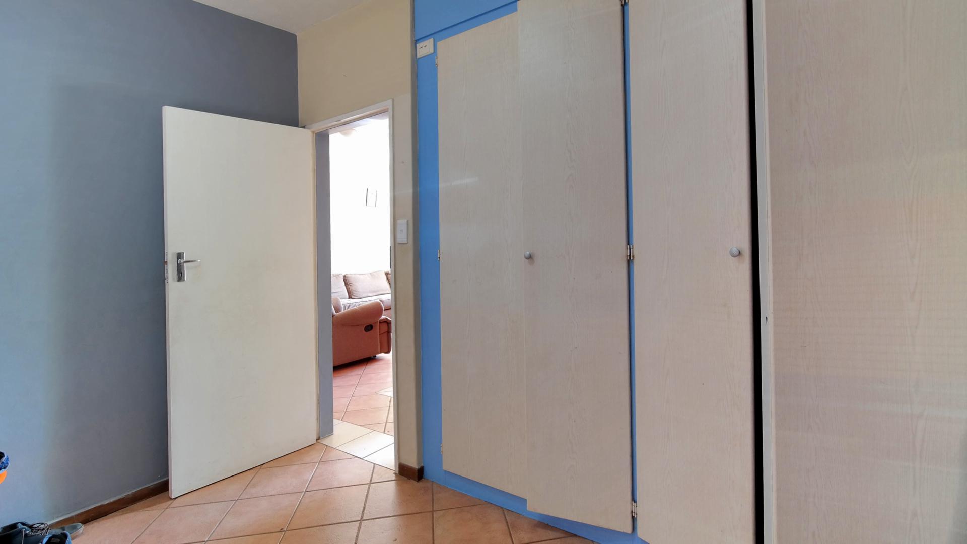 Bed Room 1 - 11 square meters of property in Mooikloof Ridge