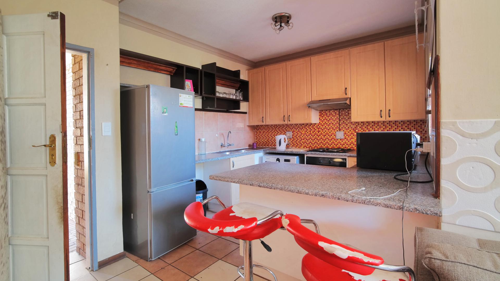 Kitchen - 10 square meters of property in Mooikloof Ridge