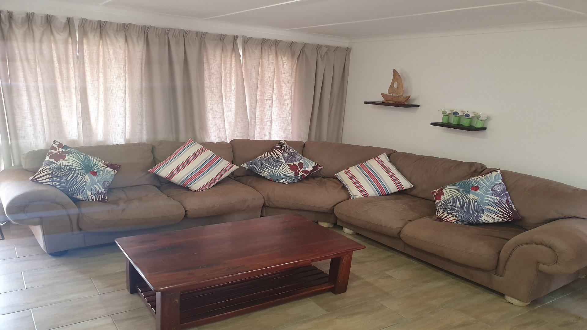 Lounges - 16 square meters of property in Leisure Bay
