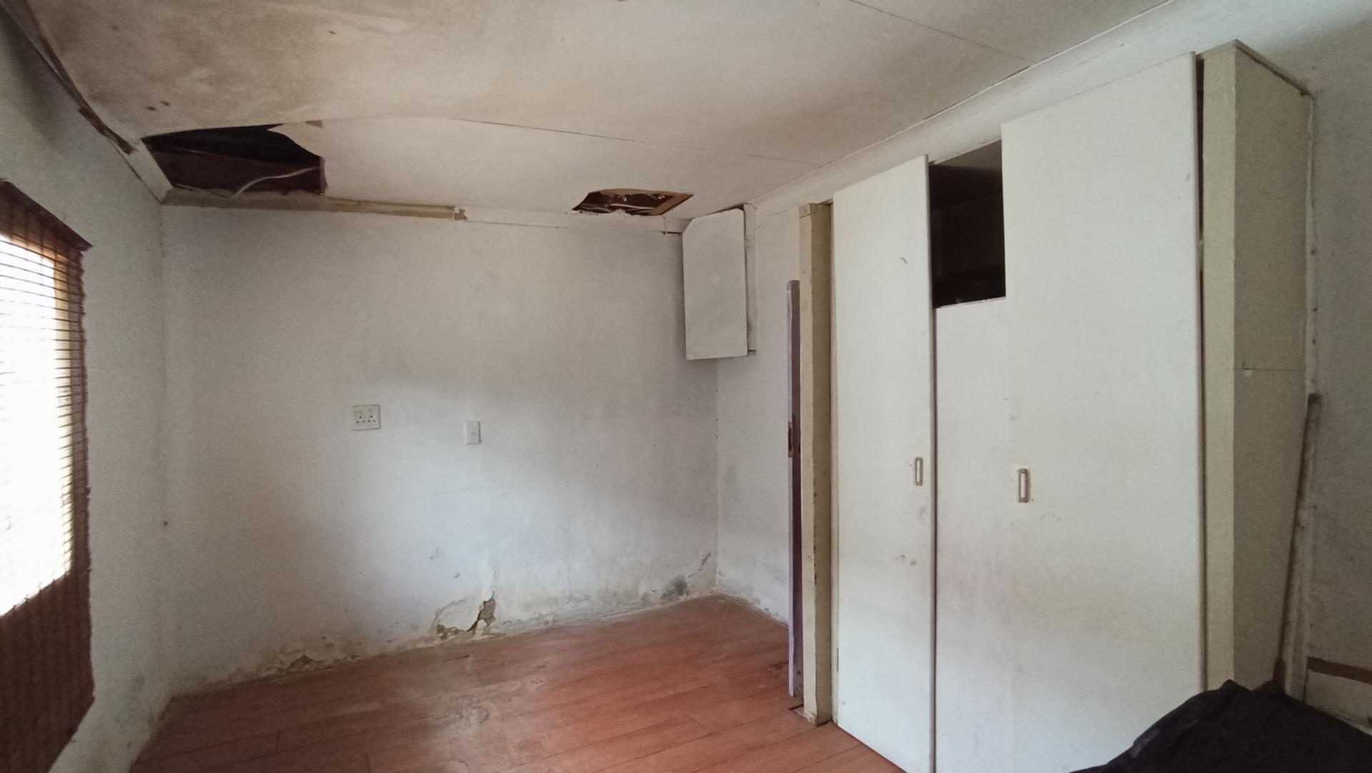 Bed Room 2 - 33 square meters of property in Brixton