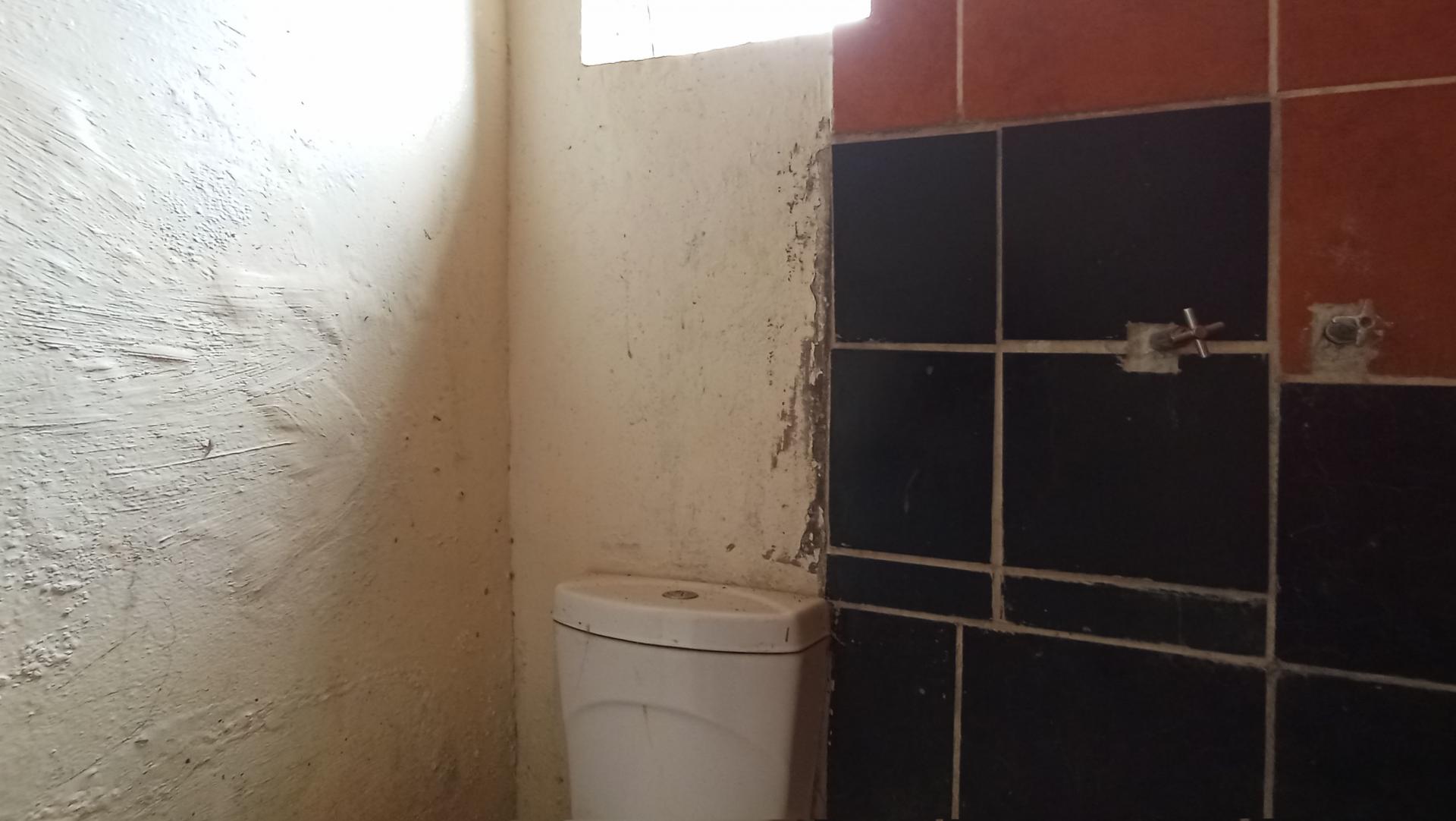 Bathroom 1 - 14 square meters of property in Brixton
