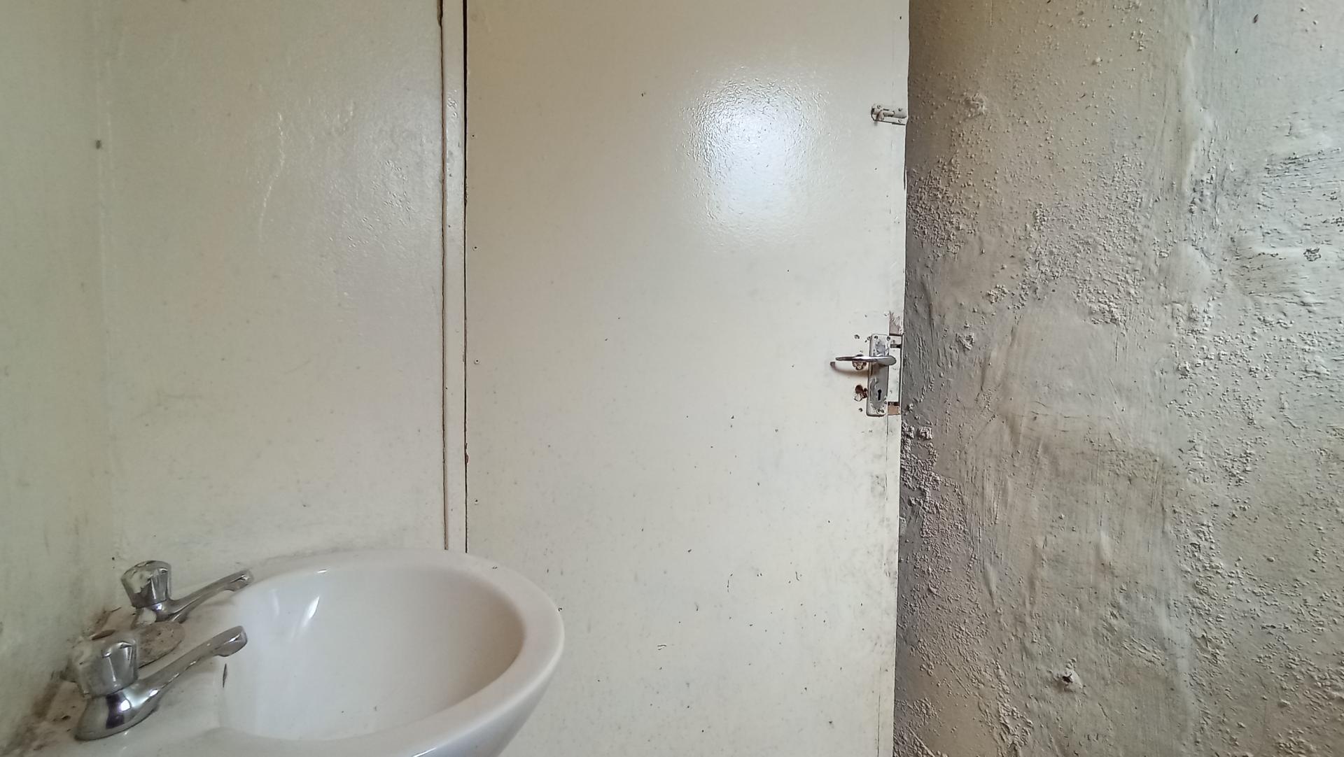 Bathroom 1 - 14 square meters of property in Brixton