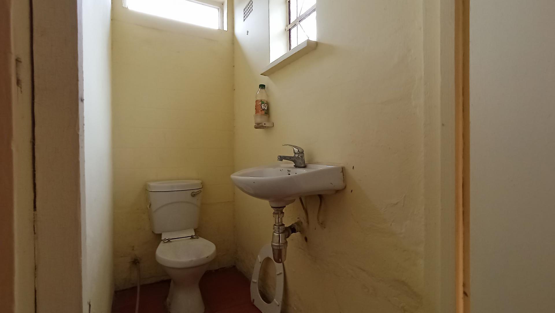 Staff Bathroom - 2 square meters of property in Brixton