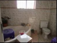 Main Bathroom - 17 square meters of property in Ennerdale