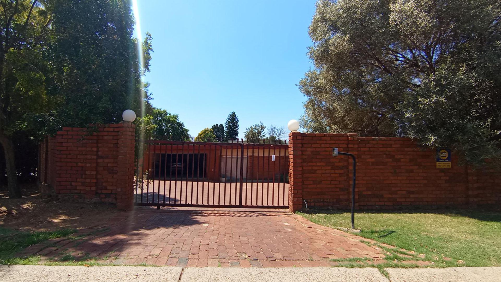Front View of property in Constantiapark