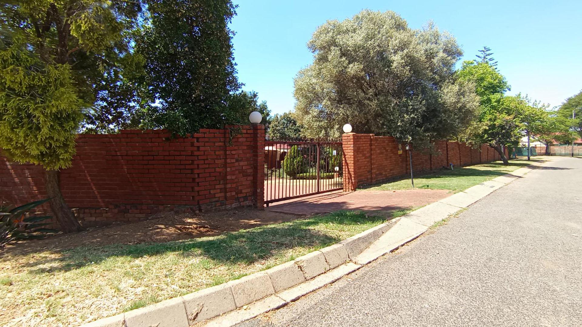 Front View of property in Constantiapark