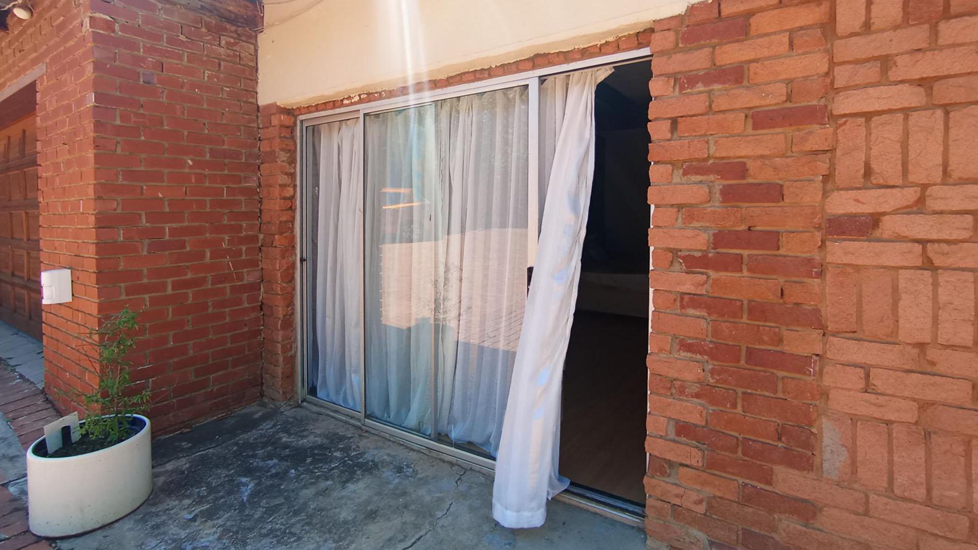 Front View of property in Constantiapark